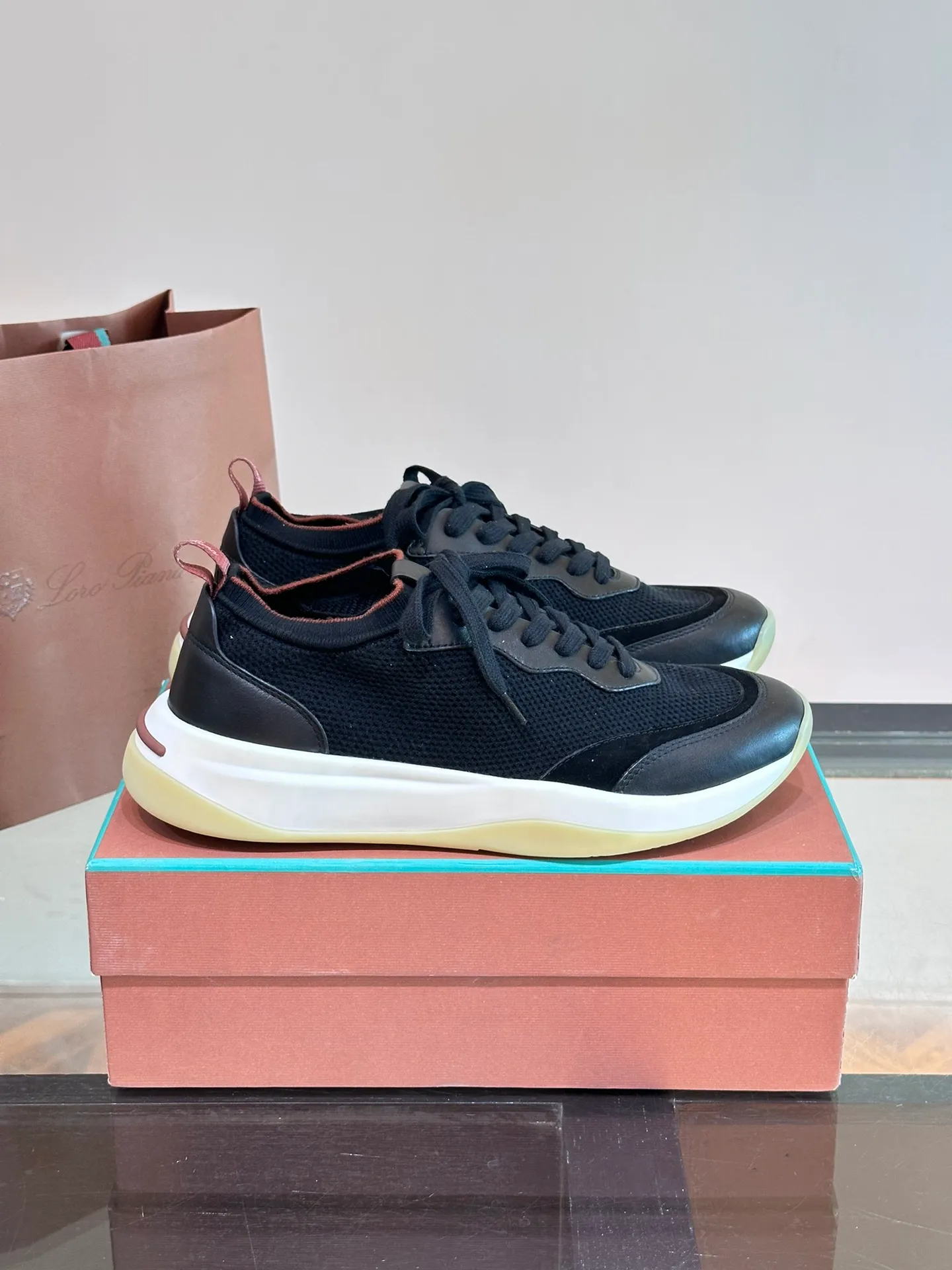 Factory price: 500💰Loro men's shoes💰iana/nuoyoupiana 410 L men's shoes💰 Walk Wish men's sneakers. This sneaker redefines the iconic 360 L men's shoes from a modern perspective💰, using a new shape and a wider silhouette design to create an extraordinary comfortable wearing experience. The ultra-light sole creates a charming modern aesthetic, with a classic slip-on construction and extra laces to wrap your foot for comfort. Smooth calfskin and wool pique knit uppers are paired with a combination suede calfskin lining and logo calfskin foot pads for ultimate comfort and breathability. The toe is inlaid with soft suede embellishments, the heel has contrasting line details, and is matched with an EVA foam and rubber outsole. The upper foot is light, soft and shock-absorbing, making it suitable for daily wear in all seasons. Comes with a full set of original packaging and complete information! Size: 39-44 (45, 46 can be customized)